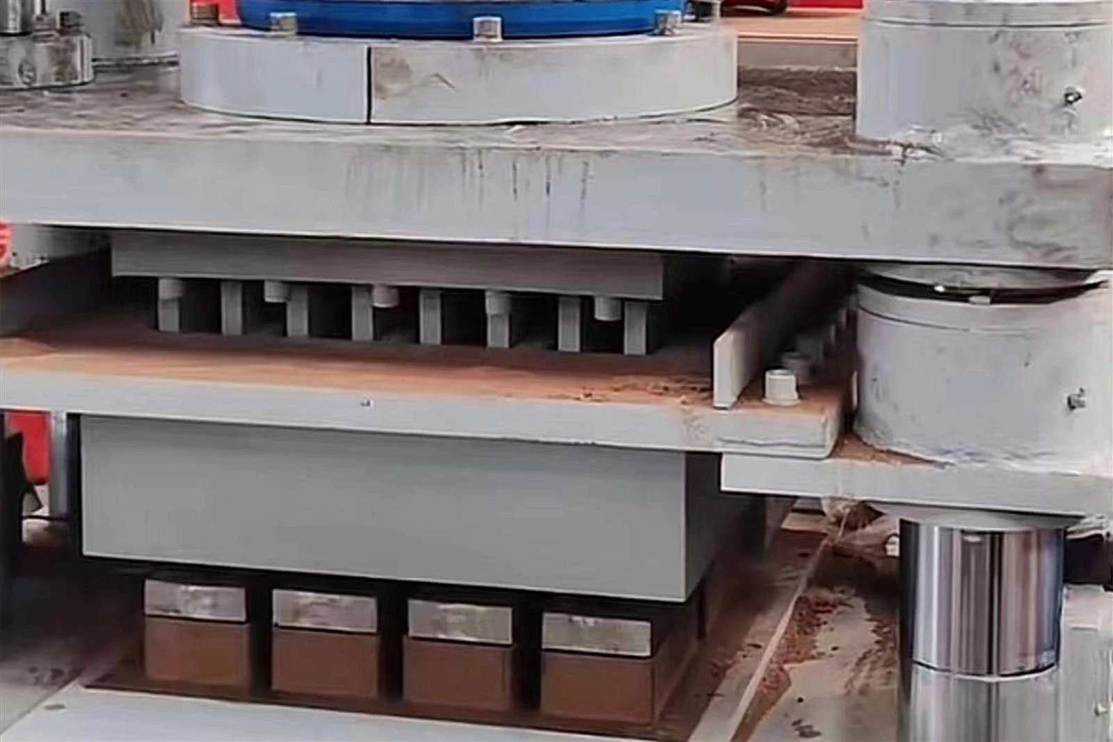 Powder pressing using a hydraulic press Powder pressing using a hydraulic press