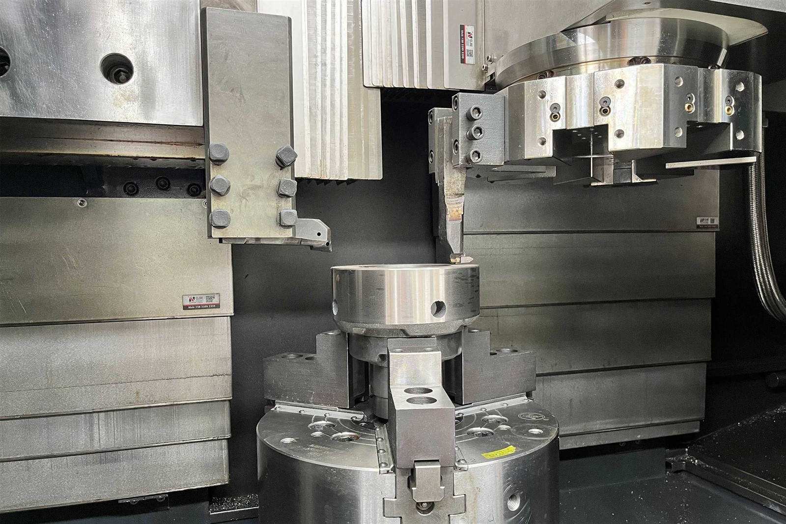 Dual-turret CNC vertical lathe Dual-turret CNC vertical lathe