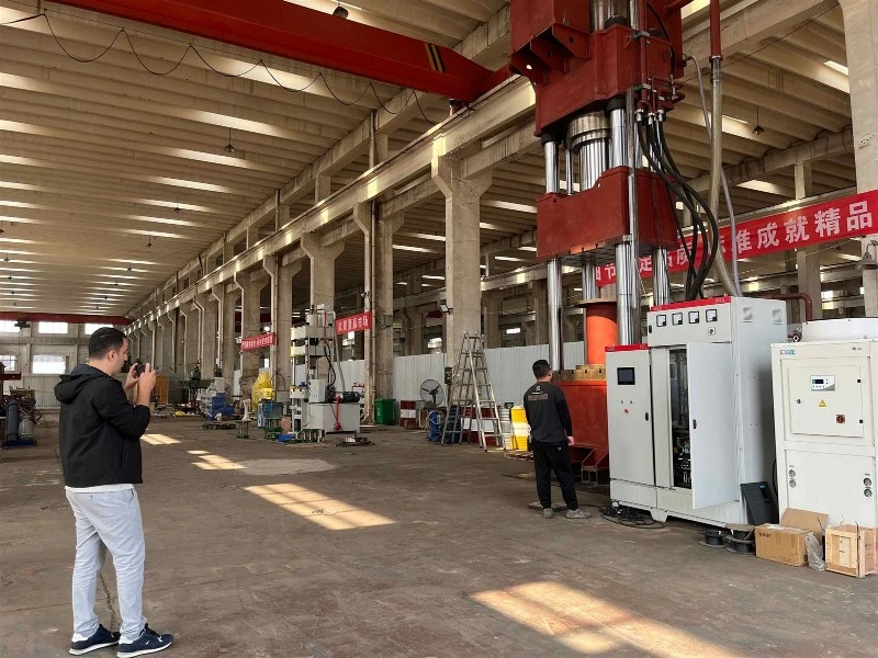 Client visits hydraulic press manufacturer Client visits hydraulic press manufacturer