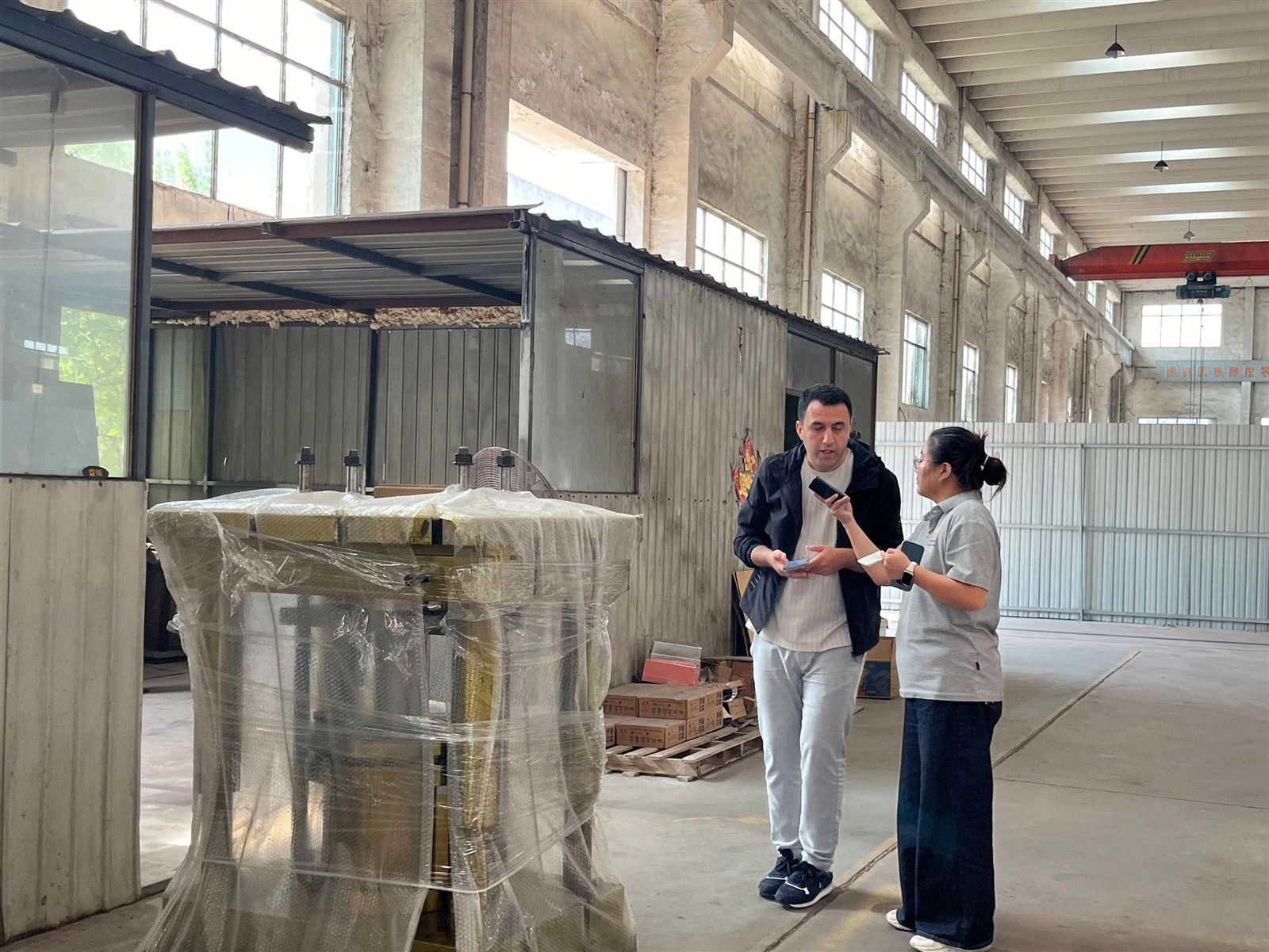 Turkish client inspects hydraulic press molds Turkish client inspects hydraulic press molds