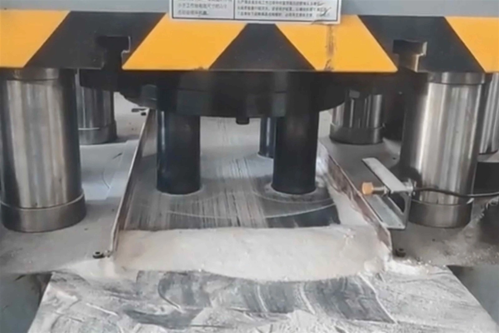 Compacting metal powder using a hydraulic press Compacting metal powder using a hydraulic press