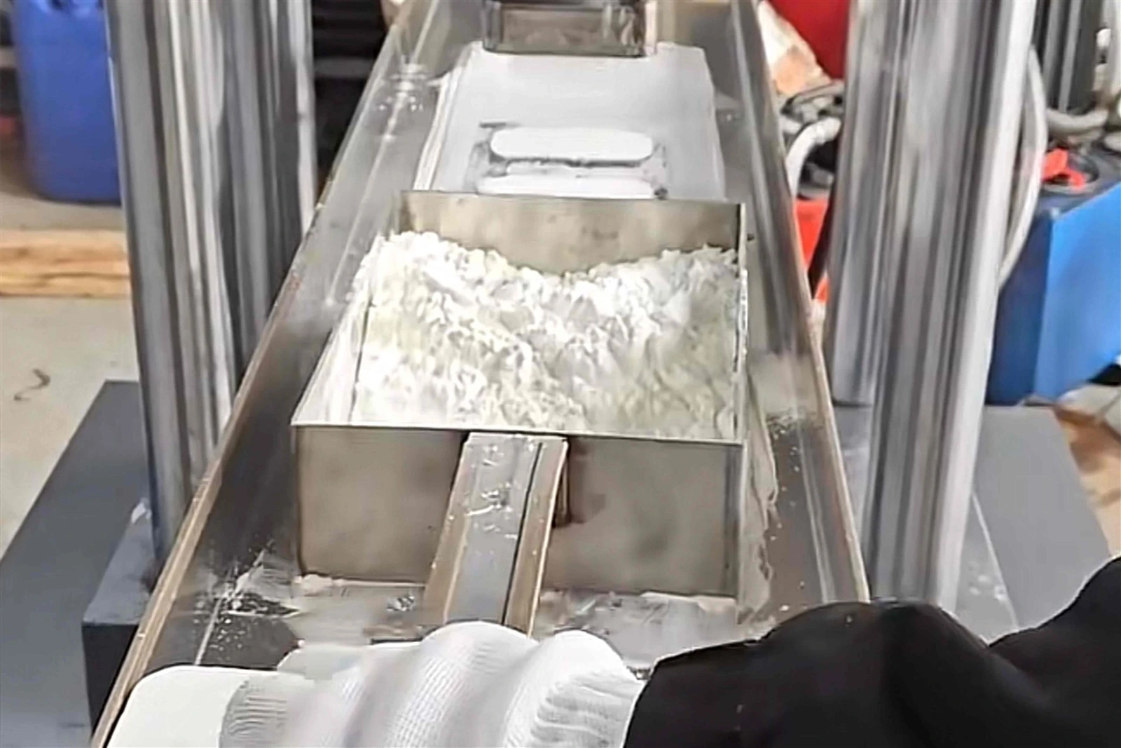 Manual feeding for salt brick hydraulic press Manual feeding for salt brick hydraulic press