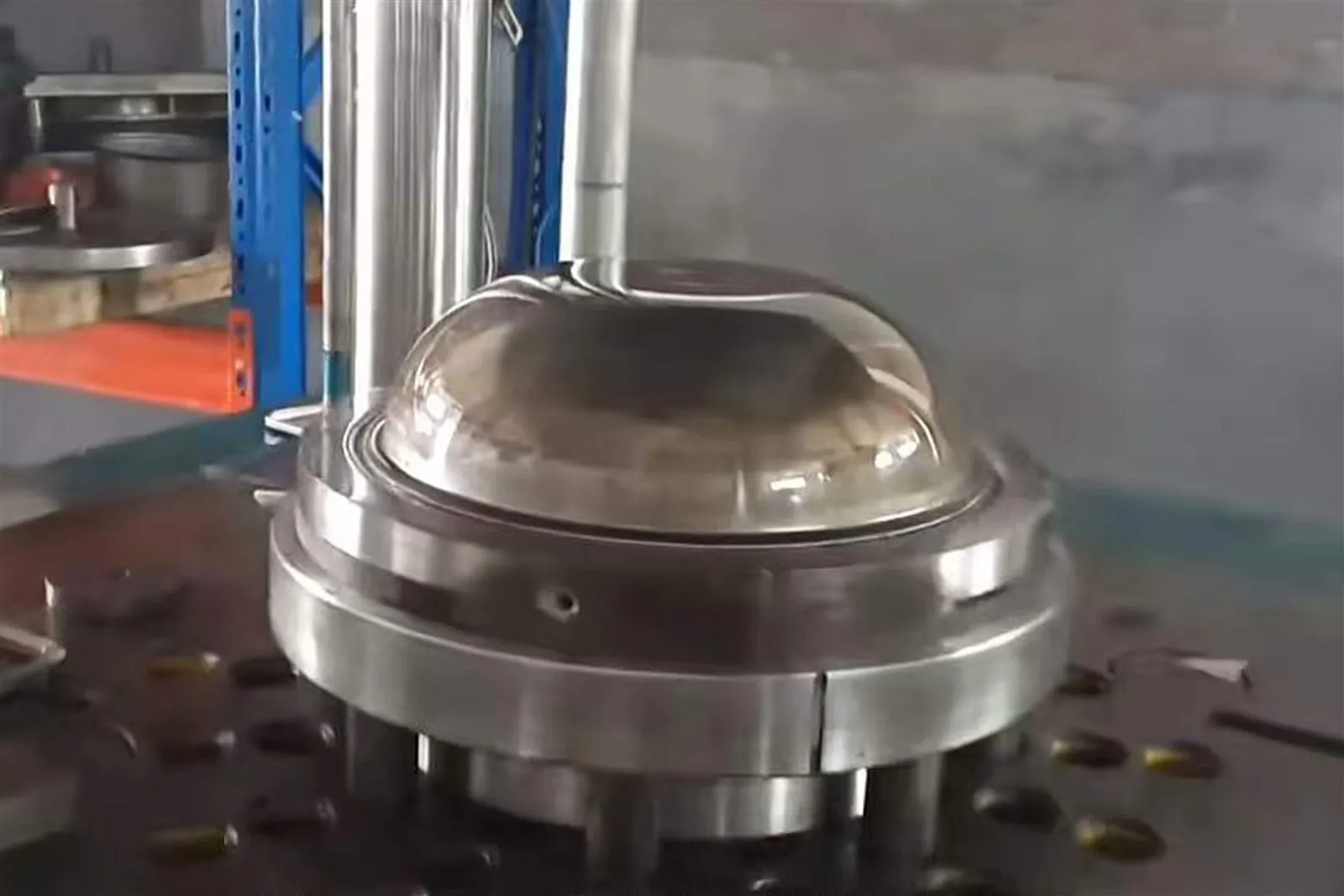Hydraulic press for pressing and forming heads Hydraulic press for pressing and forming heads