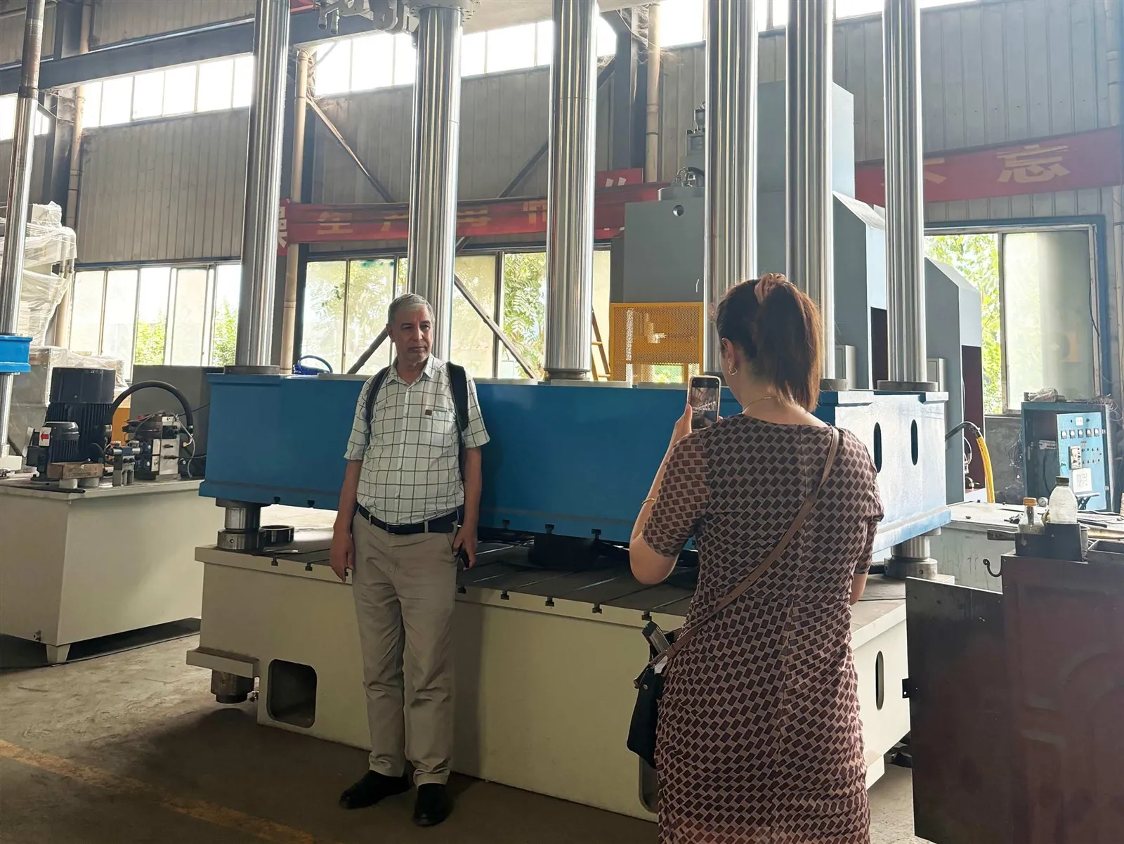 Customers visit hydraulic press manufacturer Customers visit hydraulic press manufacturer