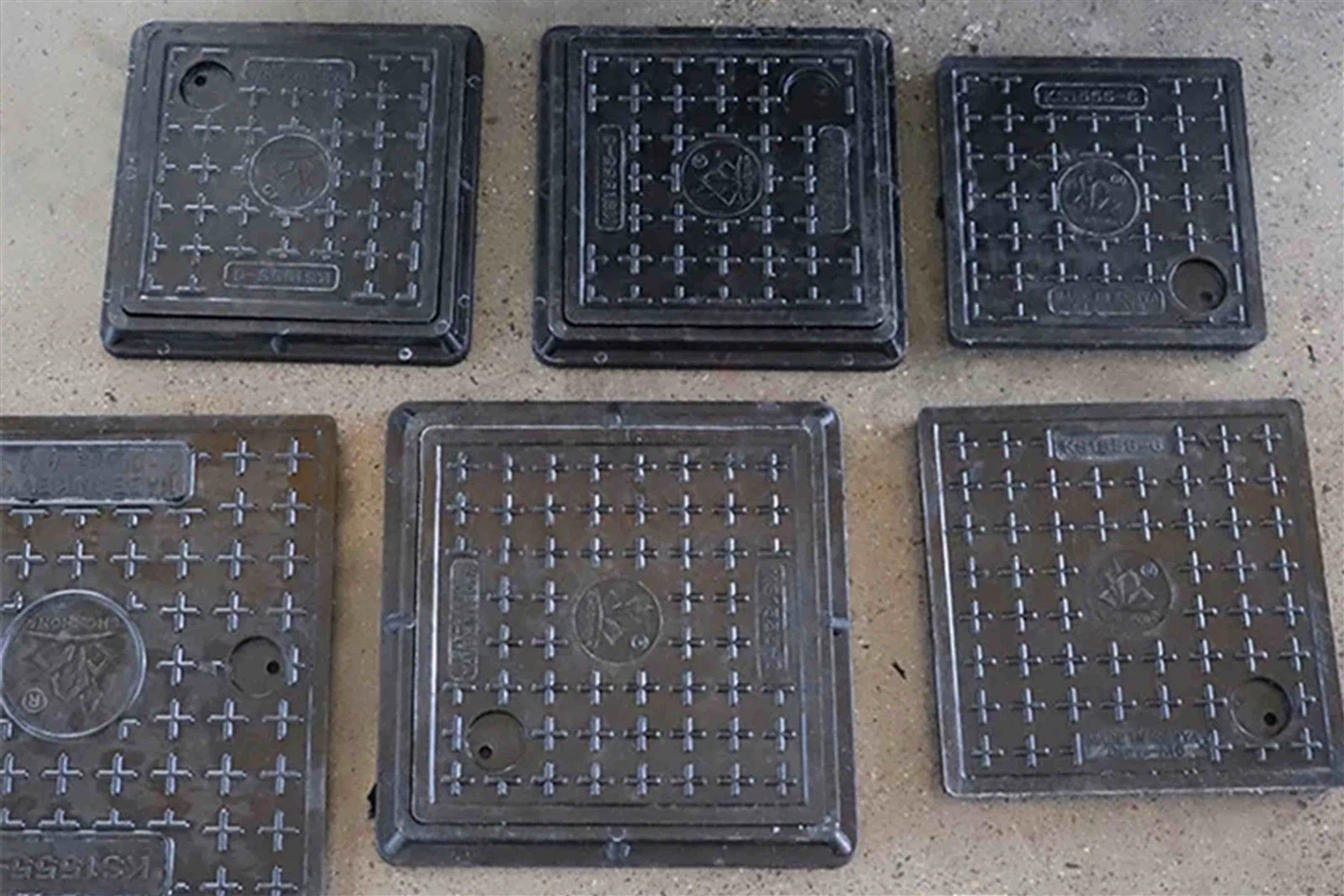 Hydraulic press for manhole cover compression molding Hydraulic press for manhole cover compression molding