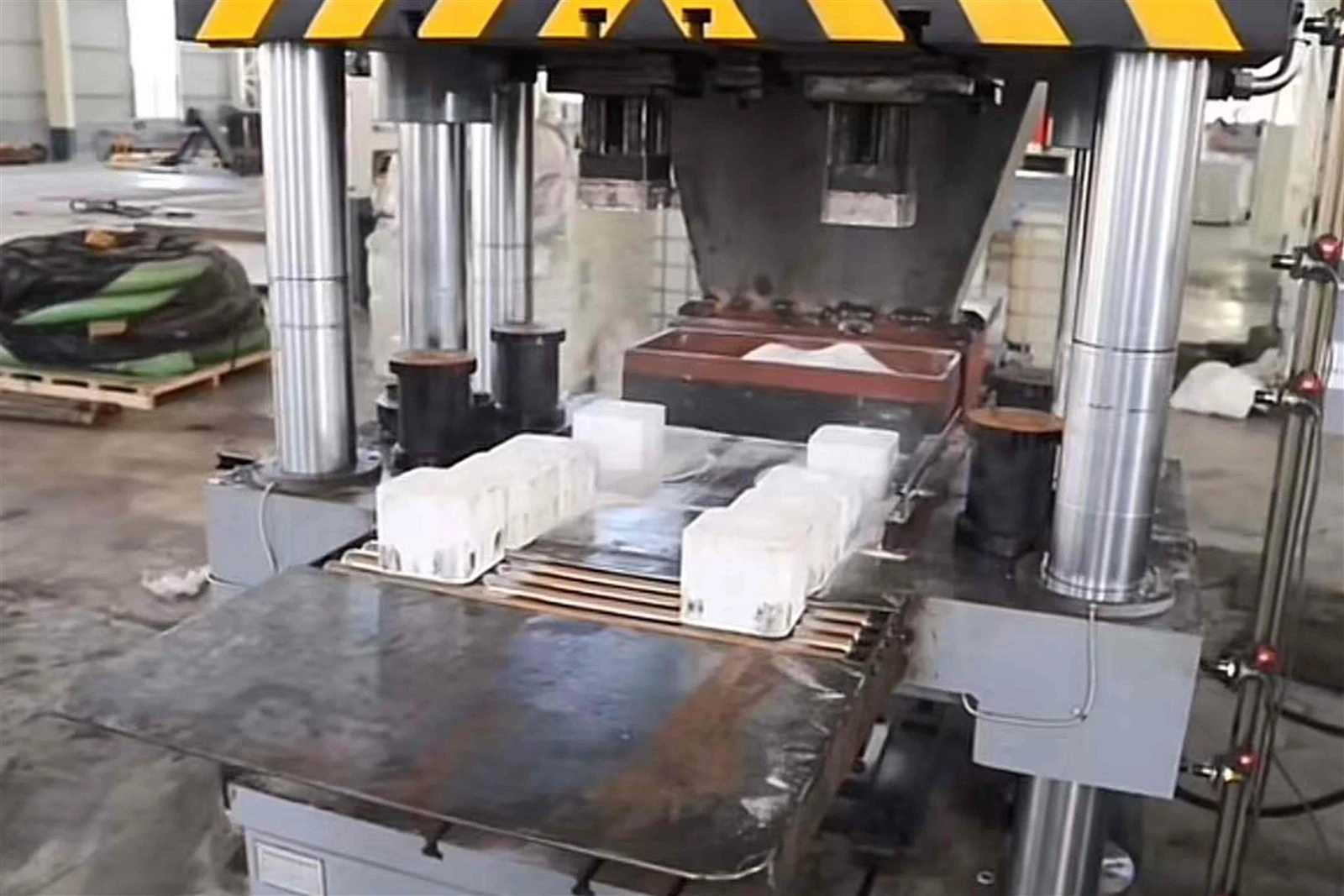 Hydraulic press for multi-cavity powder molding Hydraulic press for multi-cavity powder molding