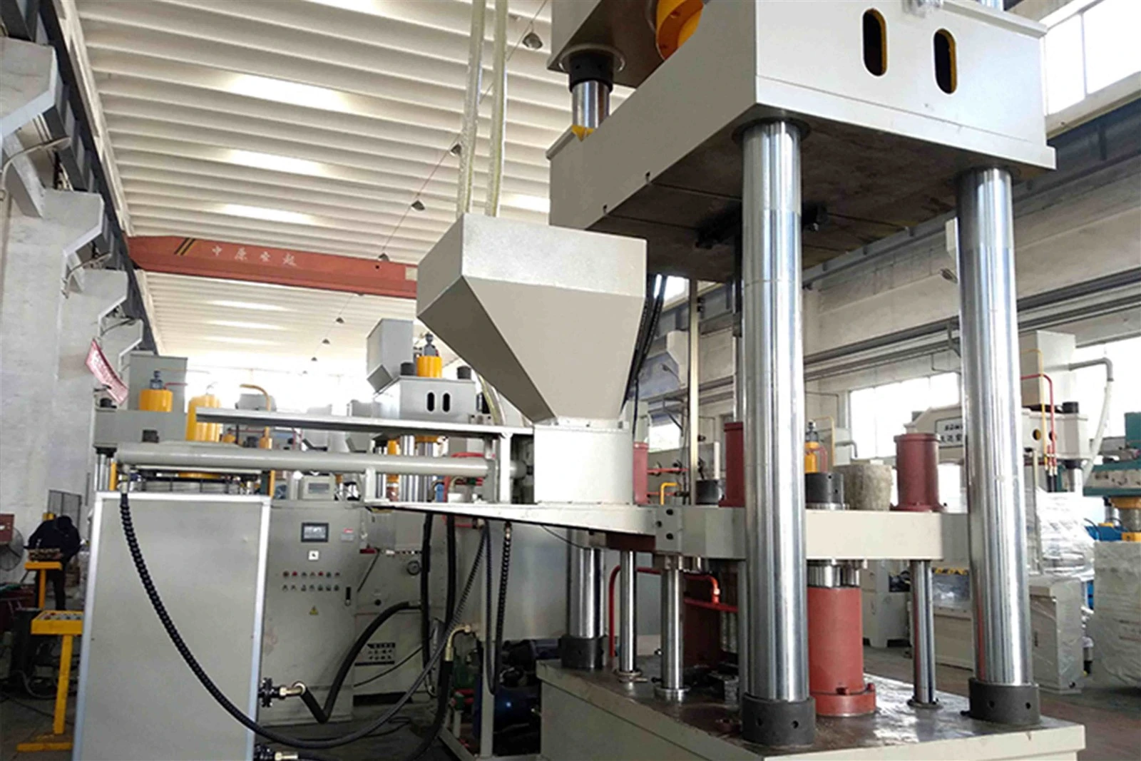 Hopper feeding for salt brick hydraulic press Hopper feeding for salt brick hydraulic press