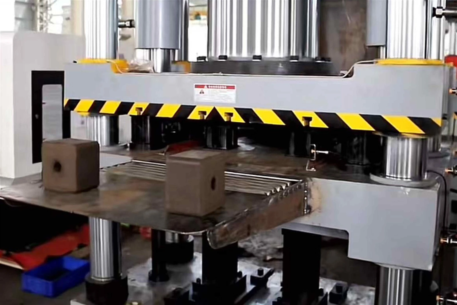 Hydraulic press for manufacturing horse lick bricks Hydraulic press for manufacturing horse lick bricks