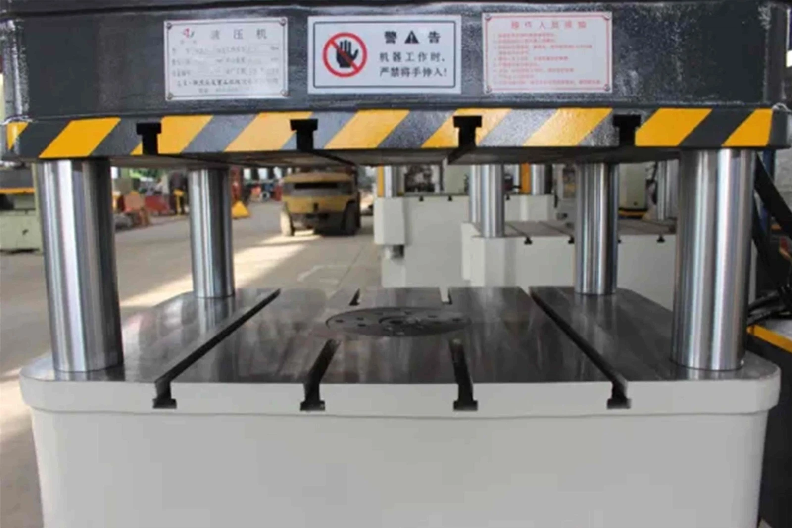 Details of the Four-Column Hydraulic Press Details of the Four-Column Hydraulic Press